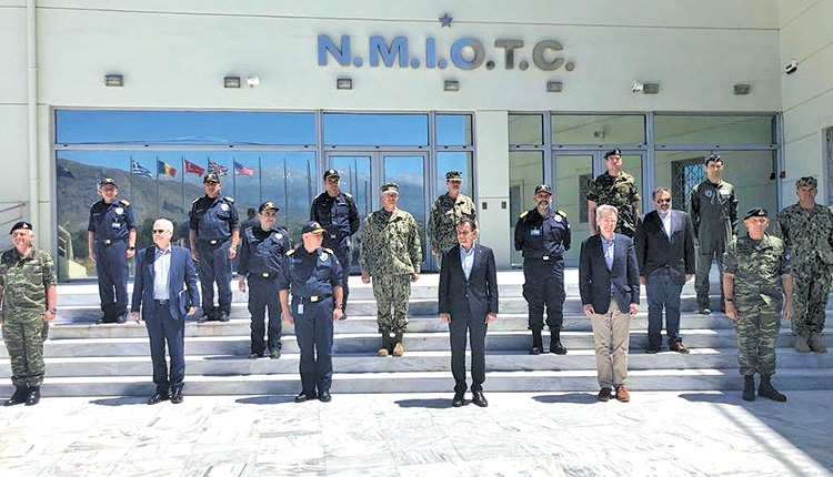 ο υπουργός Εθνικής Άμυνας Νίκος Παναγιωτόπουλος και ο Αμερικανός πρέσβης στην Αθήνα Τζέφρι Πάιατ, που επισκέφθηκαν τη βάση της Σούδας
