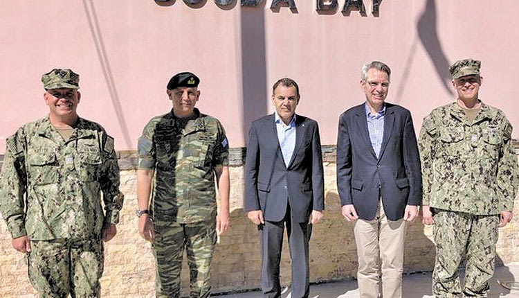 Πάιατ, Παναγιωτόπουλος, Φλώρος κατά τη χθεσινή επίσκεψη στη βάση της Σούδας
