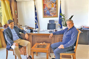 Στιγμιότυπο από τη συνάντηση που είχαν ο κ. Αυγενάκης με τον κ. Νικολιδάκη