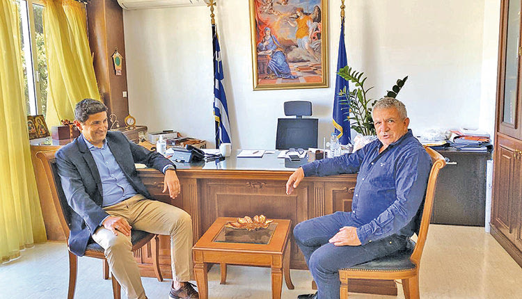 Στιγμιότυπο από τη συνάντηση που είχαν ο κ. Αυγενάκης με τον κ. Νικολιδάκη