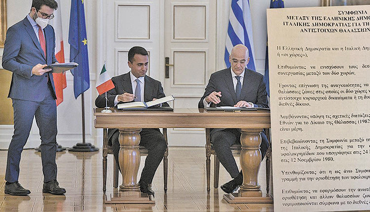 Ντι Μάιο και Δένδιας κατά την καταγραφή της συμφωνίας για την ΑΟΖ