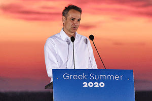 με φόντο το ηλιοβασίλεμα και θέα το ηφαίστειο και τη Θηρασιά ο πρωθυπουργός, Κυριάκος Μητσοτάκης, άνοιξε την πόρτα στον ελληνικό καλοκαίρι