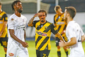 ΟΦΗ-ΑΕΚ: Ο Βέρντε που πέτυχε το δεύτερο γκολ διακρίνεται ανάμεσα σε Σακόρ και Βαζ