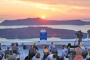 Η Ελλάδα καλωσορίζει πάλι όλους τους τουρίστες από το ηλιοβασίλεμα της Σαντορίνης