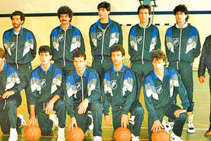 Η ομάδα του μπασκετικού ΟΦΗ στην Γ’ Εθνική το 1989. Ο Πολίτης όρθιος αριστερά