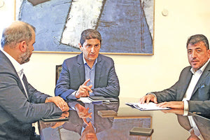 Ο Αυγενάκης με τον πρόεδρο της Σούπερ Λιγκ 2 κ. Λεουτσάκος και ο κ. Ροκάκης, πρόεδρος των Χανίων