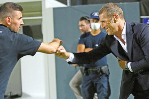 ΟΦΗ - ΑΕΚ: Χαιρετισμός ανάμεσα στους δύο προπονητές
