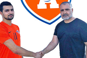 Ο Απλαδάς με τον παράγοντα του Αλμυρού κ. Κάββαλο