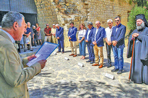 Από την εκδήλωση στη στοά Μακάσι για τους πατριώτες Κρητικούς που αιχμαλωτίστηκαν στις 15 Ιουνίου 1943 από τους Γερμανούς κατακτητές