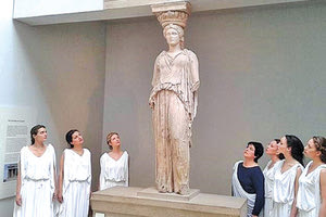 Η διεθνούς φήμης σοπράνο Σόνια Θεοδωρίδου συνοδευόμενη από έξι Ελληνίδες ντυμένες στα λευκά, ως άλλες Καρυάτιδες, μπήκαν στο Βρετανικό μουσείο αναζητώντας την χαμένη «αδερφή τους»