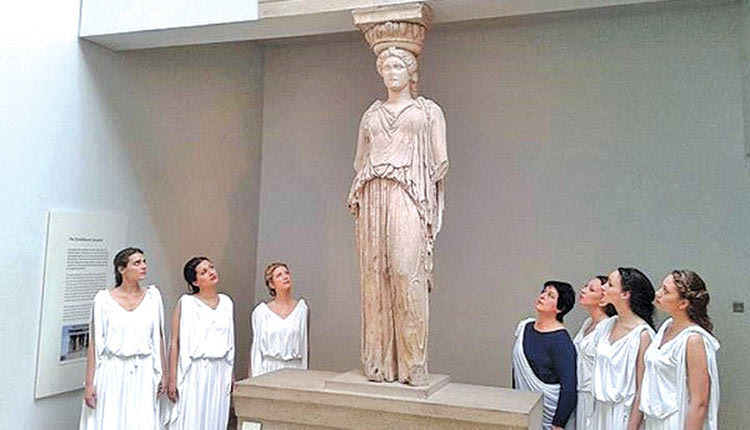 Η διεθνούς φήμης σοπράνο Σόνια Θεοδωρίδου συνοδευόμενη από έξι Ελληνίδες ντυμένες στα λευκά, ως άλλες Καρυάτιδες, μπήκαν στο Βρετανικό μουσείο αναζητώντας την χαμένη «αδερφή τους»
