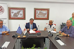 Υπεγράφη η σύμβαση για την εκτέλεση του έργου: «Επέκταση Βιβλιοθήκης Πανεπιστημιούπολης Ρεθύμνου», μεταξύ του Πανεπιστημίου Κρήτης και της Εταιρείας «ΡΟΜΒΟΣ ΤΕΧΝΙΚΗ Α.Ε.»