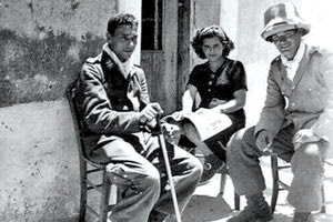 Η φωτογραφία της ημέρας: Μάιος-Ιούνιος 1941. Γερμανοί αλεξιπτωτιστές και μια ντόπια γυναίκα στην Κρήτη