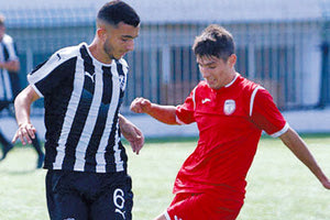 Ο Ψαρράς (αριστερά) που πήρε ο Γιούχτας