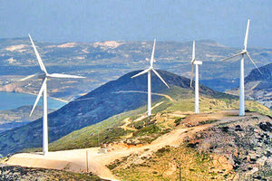 Οι ανεμογεννήτριες που στολίζουν την κορυφογραμμή πίσω από την εμβληματική Σπιναλόγκα