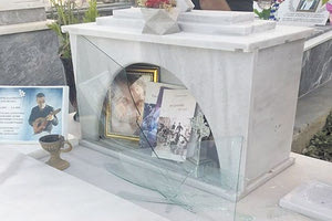 Οι καταστροφές που σημειώθηκαν στον τάφο του Λευτέρη Καλομοίρη