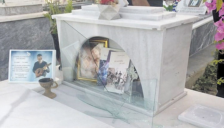 Οι καταστροφές που σημειώθηκαν στον τάφο του Λευτέρη Καλομοίρη
