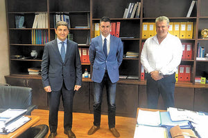 ο Υφυπουργός Αθλητισμού Λευτέρης Αυγενάκης και ο αρμόδιος Αντιδήμαρχος Τεχνικών Έργων του Δήμου Φαιστού Γιάννης Φασομυτάκης, από τον Γενικό Γραμματέα Δημόσιων Επενδύσεων και ΕΣΠΑ Δημήτρη Σκάλκο στο Δήμο Φαιστού