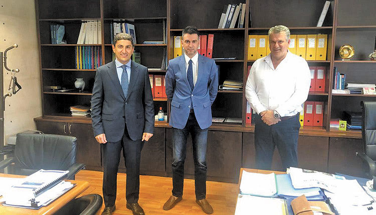 ο Υφυπουργός Αθλητισμού Λευτέρης Αυγενάκης και ο αρμόδιος Αντιδήμαρχος Τεχνικών Έργων του Δήμου Φαιστού Γιάννης Φασομυτάκης, από τον Γενικό Γραμματέα Δημόσιων Επενδύσεων και ΕΣΠΑ Δημήτρη Σκάλκο στο Δήμο Φαιστού