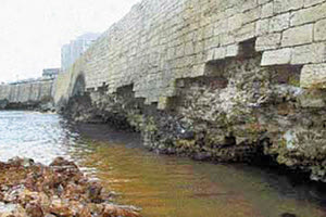 πληγές του παραλιακού τείχους