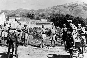 Η φωτογραφία της ημέρας: Κρήτη,1941. Γερμανοί στρατιώτες σε... κονταρομαχίες πάνω σε Μουλάρια.