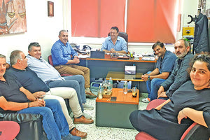 Ο πρώην πρόεδρος του Εργατικού Κέντρου Ηρακλείου και νυν βουλευτής του ΣΥΡΙΖΑ, κ. Σωκράτης Βαρδάκης στη διοίκηση του ΕΚΗ με τον Στέλιο Βοργιά