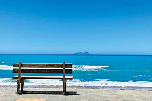 παραλία παγκάκι