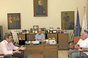 ο βουλευτής Ηρακλείου του ΣΥΡΙΖΑ Νίκος Ηγουμενίδης με τον δήμαρχο Βασίλη Λαμπρινό και τον πρόεδρο της ΔΕΥΑ Γιώργο Βουρεξάκη