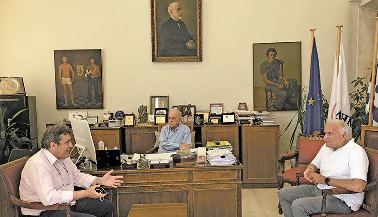 ο βουλευτής Ηρακλείου του ΣΥΡΙΖΑ Νίκος Ηγουμενίδης με τον δήμαρχο Βασίλη Λαμπρινό και τον πρόεδρο της ΔΕΥΑ Γιώργο Βουρεξάκη