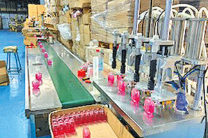 παράνομο εργαστήριο παρασκευής πλαστογραφημένων αρωμάτων