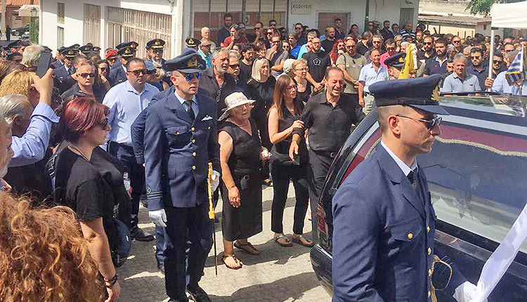 στην κηδεία του σμηναγού Γαρεφαλάκη