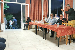 Στα Ρουσσοχώρια, στο πλευρό των κατοίκων και των τοπικών φορέων που πλήττονται από το έργο κατασκευής του νέου αεροδρομίου Καστελλίου, βρέθηκαν οι βουλευτές του ΣΥΡΙΖΑ Χάρης Μαμουλάκης, Σωκράτης Βαρδάκης και Νίκος Ηγουμενίδης