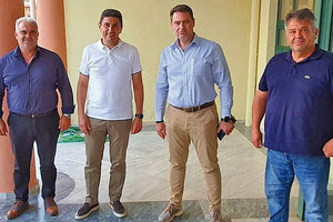 Ο κ. Αυγενάκης με τον δήμαρχο Χερσονήσου κ. Σέγκο και παράγοντες του δήμου