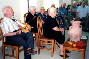 Οι τρόφιμοι στο γηροκομείο των φιλανθρωπικών ιδρυμάτων Ανδρέα και Μαρίας Καλοκαιρινού λαμβάνουν μέρος σε πολλές δραστηριότητες