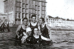 Η φωτογραφία της ημέρας: Όταν οι Ηρακλειώτες και οι Ηρακλειώτισσες έκαναν τα μπάνια τους μπροστά στο Μέγαρο Φυτάκη.