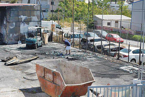 Ο εμπρησμός που εκδηλώθηκε στο Γιόφυρο και προκάλεσε τεράστιες ζημιές σε επιχείρηση με οικοδομικά και μονωτικά υλικά, αλλά και σε έντεκα ενοικιαζόμενα οχήματα