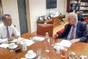 Σταϊκούρας και Λαμπρινός κατά τη χθεσινή συνάντηση για τη χερσαία ζώνη του λιμανιού