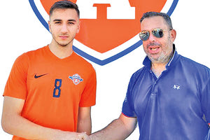 Ο Κουγιουμτζής με τον παράγοντα του Αλμυρού κ. Χασουράκη