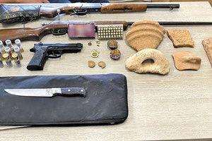 Τα κατασχεθέντα που είχαν στην κατοχή τους οι δύο συλληφθέντες με την παράνομη ανασκαφή και την σύληση του τάφου στα Μάλια