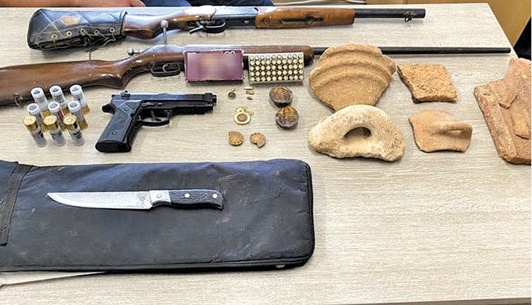 Τα κατασχεθέντα που είχαν στην κατοχή τους οι δύο συλληφθέντες με την παράνομη ανασκαφή και την σύληση του τάφου στα Μάλια