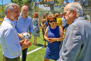 ο δήμαρχος Ηρακλείου κ. Λαμπρινός ο αντιδήμαρχος Αθλητισμού κ. Βαρδαβάς και τεχνικών έργων κ. Αναστασάκης στις ργασίες συντήρησης και αποκατάστασης του υπαίθριου δημοτικού αθλητικού κέντρου στον Κατσαμπά