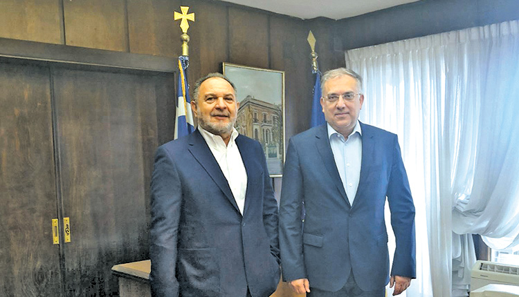 ο πρόεδρος της ΠΕΔ Γ. Κουράκης με τον Υπουργό Εσωτερικών κ. Π. Θεοδωρικάκο