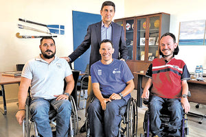 Ο κ. Αυγενάκης με το προεδρείο του Συλλόγου Παραολυμπιονικών