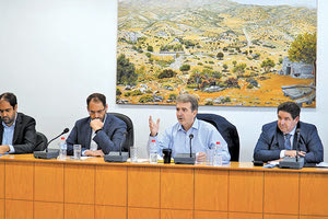 Ο υπουργός Προ-Πο επιστράτευσε μέχρι και μαντινάδες για να πείσει τους Ανωγειανούς (Στη φωτο διακρίνονται επίσης ο υφυπουργός Υποδομών Γιάννης Κεφαλογιάννης, ο δήμαρχος Ανωγείων Σωκράτης Κεφαλογιάννης και ο αρχηγός της ΕΛ.ΑΣ. Μιχάλης Καραμαλάκης).