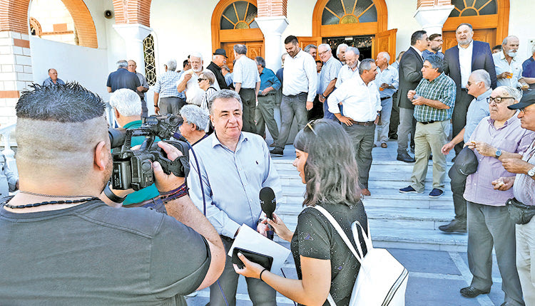 ιστορικά στελέχη και φίλοι του ΠΑΣΟΚ τίμησαν τη μνήμη του ιδρυτή του κινήματος και π. πρωθυπουργού Ανδρέα Παπανδρέου σε επιμνημόσυνη δέηση στον Ιερό Ναό Παναγίτσας στον Μασταμπά