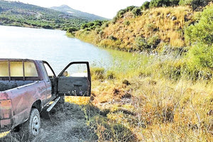 Στα νερά του φράγματος Παρτίρων δύτες της 3ης ΕΜΑΚ ανέσυραν ένα 4χ4, το οποίο είχε κλαπεί πριν από έναν μήνα.