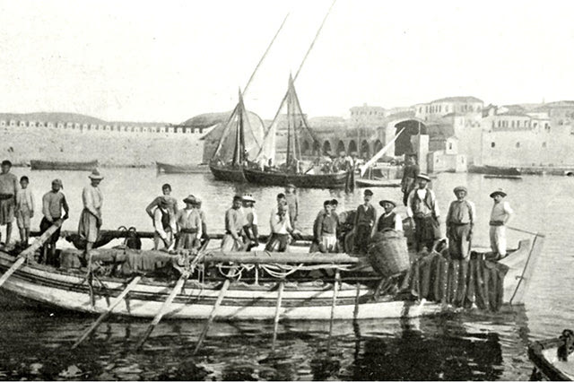 Η φωτογραφία της ημέρας: Καλύμνιοι σφουγγαράδες στις αρχές του 20ου αιώνα στο λιμάνι του Ηρακλείου