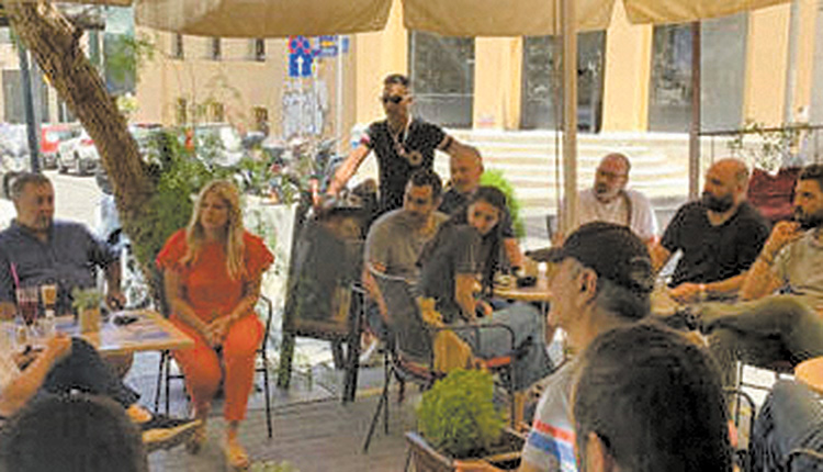 Στιγμιότυπο από τη συνάντηση των καταστηματαρχών της εστίασης