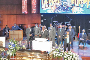 Η Αμερική φλέγεται, ο Τραμπ επιμένει