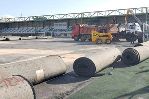 βρίσκονται σε εξέλιξη οι εργασίες στο γήπεδο του Ατσαλένιου που αφορούν την αλλαγή χλοοτάπητα